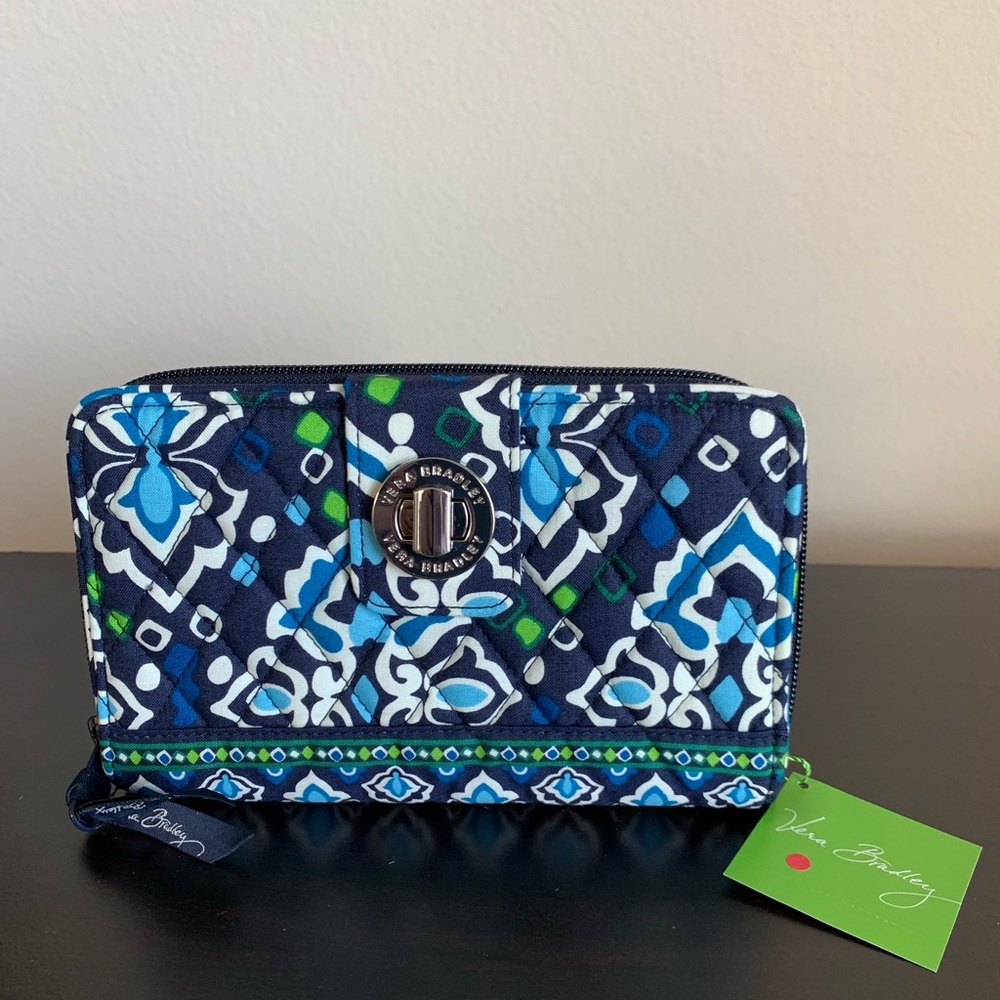 ⛔️SOLD⛔️Vera Bradley turn lock wallet